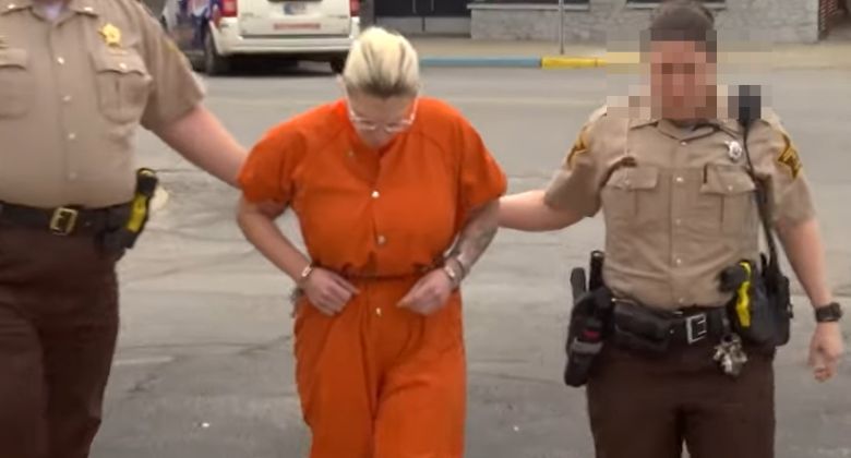 (인디애나주 경찰에 체포 돼 수감된 고등학교 수학 교사 브리트니 포틴베리. WTHR 갈무리)