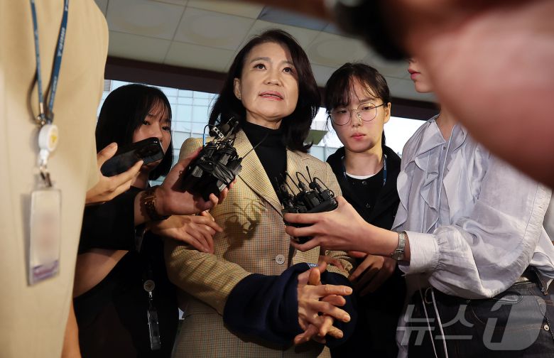 이진숙 전 방송통신위원장이 2일 오후 서울 대치동 자택에서 경찰에게 체포된 뒤 영등포경찰서로 압송되고 있다. 2025.10.2/뉴스1 ⓒ News1 김진환 기자