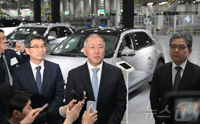 정의선 현대차그룹 회장이 26일(현지시간) 미국 조지아주 엘라벨에 위치한 ‘현대자동차그룹 메타플랜트 아메리카(Hyundai Motor Group Metaplant America, HMGMA)’ 준공식에 참석해 취재진 질문에 답하고 있다. (현대차그룹 제공, 판매 및 DB 금지) 2025.3.27/뉴스1