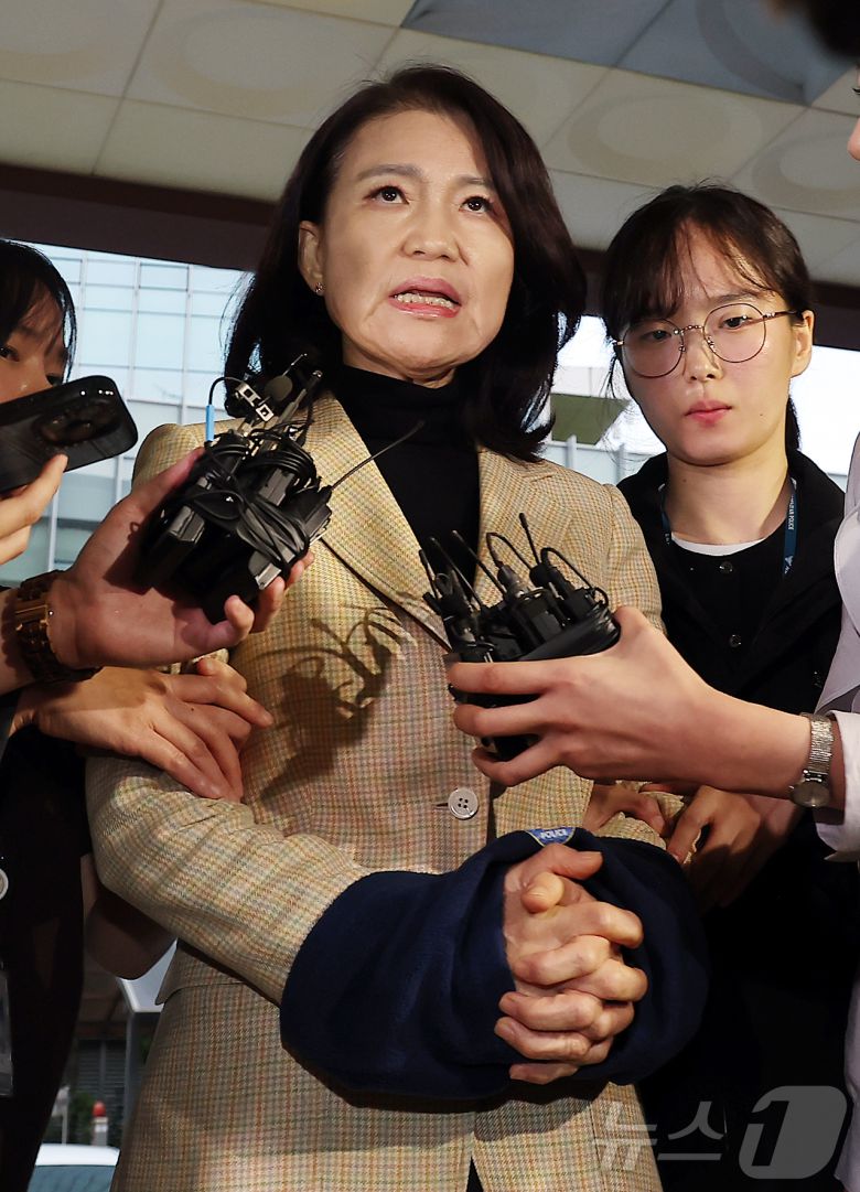 이진숙 전 방송통신위원장이 2일 오후 서울 대치동 자택에서 경찰에게 체포된 뒤 영등포경찰서로 압송되고 있다.   2025.10.2/뉴스1 ⓒ News1 김진환 기자