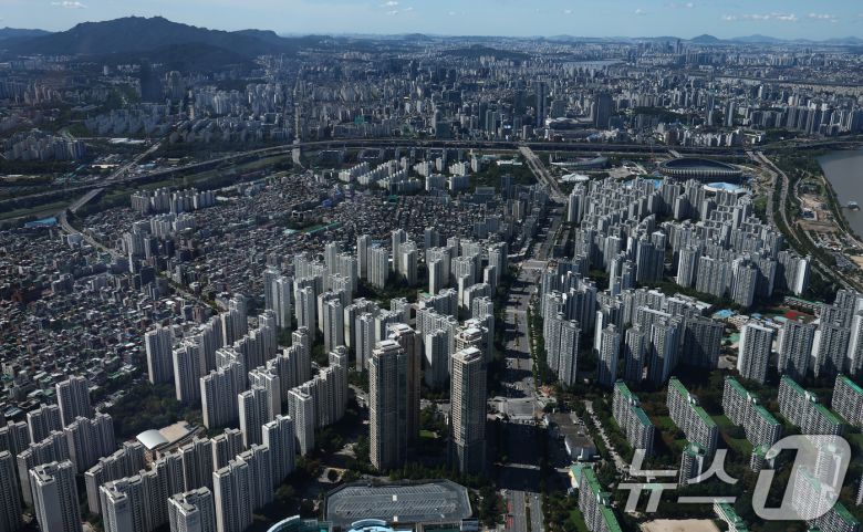 롯데월드 서울스카이 전망대서 바라본 아파트 단지 모습. (자료사진)/뉴스1 ⓒ News1 김민지 기자