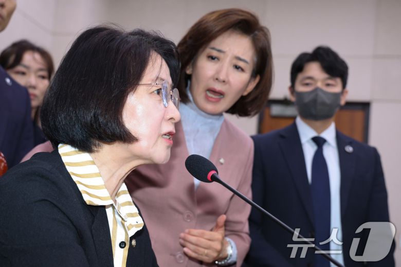 나경원 국민의힘 의원이 지난 9월 22일 서울 여의도 국회 법제사법위원회에서 열린 검찰개혁 입법청문회에서 퇴장 명령을 한 추미애 위원장에게 항의하고 있다. 2025.9.22/뉴스1 ⓒ News1 신웅수 기자