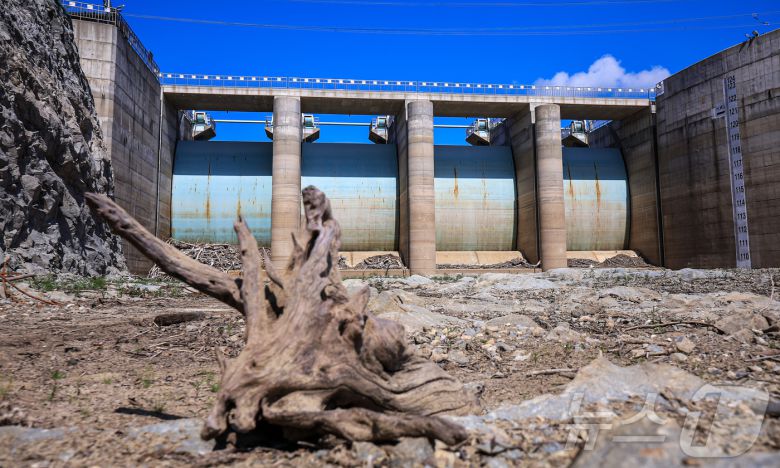 지난 9월 10일 오후 강원 강릉시 오봉저수지가 바짝 말라붙어 바닥을 드러내고 있다. ⓒ News1 김진환 기자