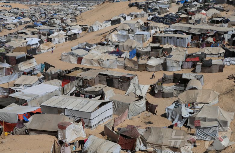 4일(현지시간) 이스라엘과 팔레스타인 무장정파 하마스는 미국 등의 중재로 이집트에서 도널드 트럼프 미국 대통령이 제안한 가자전쟁 종식안 후속 협상을 진행한다고 밝혔다. 사진은 이날 촬영한 가자지구 남부 도시 칸유니스의 팔레스타인 난민촌 전경. ⓒ 로이터=뉴스1 ⓒ News1 류정민 특파원