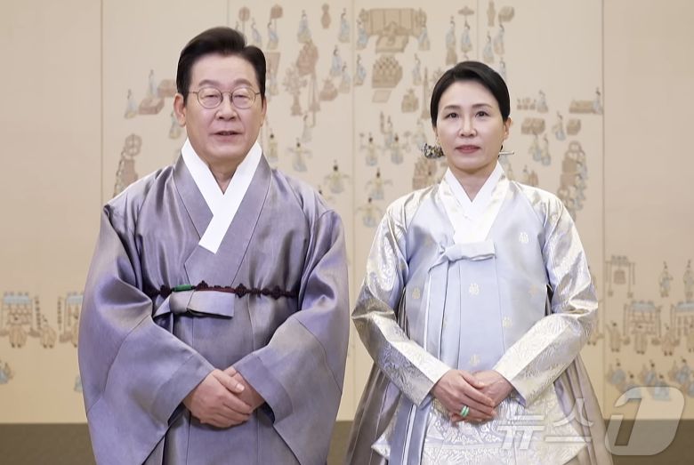 이재명 대통령과 김혜경 여사가 지난 4일 영상 메시지를 통해 국민들에게 추석 명절 인사를 하고 있다. (KTV 캡처. 재판매 및 DB 금지) 2025.10.4/뉴스1 ⓒ News1 이재명 기자