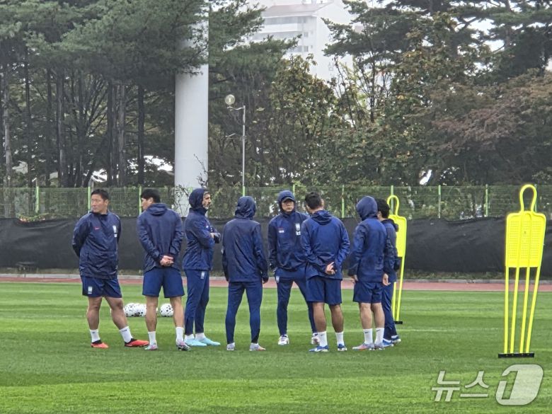 훈련 전 모여 회의를 하는 코칭스태프 ⓒ News1 안영준 기자