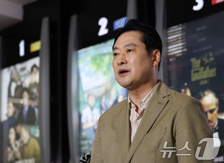 장동혁 국민의힘 대표가 7일 오후 서울 영등포구 롯데시네마 영등포점에서 영화 '건국전쟁2' 관람을 앞두고 취재진의 질문에 답하고 있다. 2025.10.7/뉴스1 ⓒ News1 오대일 기자