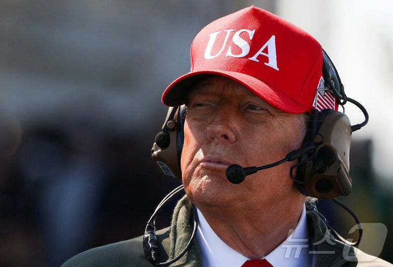 도널드 트럼프 미국 대통령이 미 해군 창설 250주년을 맞아 5일(현지시간) 미국 버지니아주 노퍽 해안에 정박해 있는 항공모함 USS 조지 H.W. 부시 함상에서 브리핑을 받고 있다. 2025.10.05. ⓒ 로이터=뉴스1 ⓒ News1 류정민 특파원