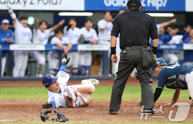 7일 오후 대구 삼성라이온즈파크에서 열린 프로야구 2025 신한 SOL뱅크 KBO 와일드카드 결정전 2차전, 삼성 라이온즈와 NC 다이노스의 경기 8회말 1사 3루 상황 삼성 2번타자 김성윤의 좌익수 희생플라이 타구 때 3루주자 김헌곤을 홈으로 쇄도하고 있다. 비디오 판독 결과 세이프 득점 인정. 2025.10.7/뉴스1 ⓒ News1 공정식 기자