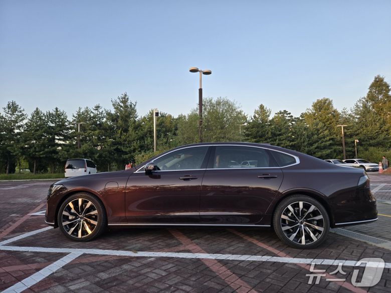 지난달 21일 경기 고양 킨텍스 주차장에서 촬영한 볼보자동차 준대형 세단 'S90' 최상위 T8 트림의 모습. 2차 페이스리프트 모델로 휠베이스는 전작과 동일한 3060㎜이지만 여전히 동급 세단 최장을 자랑한다. 2025.09.21/뉴스1 김성식 기자