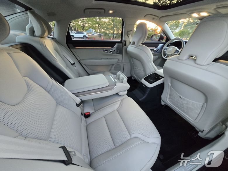 지난달 21일 경기 고양 킨텍스 주차장에서 촬영한 볼보자동차 준대형 세단 'S90' 최상위 T8 트림의 모습. 2차 페이스리프트 모델로 시그니처 시트 색상은 주황빛 앰버에서 흰빛인 블론드로 바뀌었다. 휠베이스는 전작과 동일한 3060㎜이지만 여전히 동급 세단 최장을 자랑한다. 2025.09.21/뉴스1 김성식 기자.