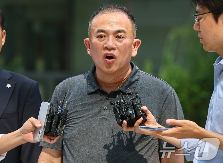 공천개입 의혹을 받는 ‘정치 브로커’ 명태균씨가 1일 서울 종로구에 마련된 김건희 특검팀(특별검사 민중기) 사무실로 조사를 받기 위해 출석하며 취재진 질문에 답하고 있다. 2025.8.1/뉴스1 ⓒ News1 김도우 기자