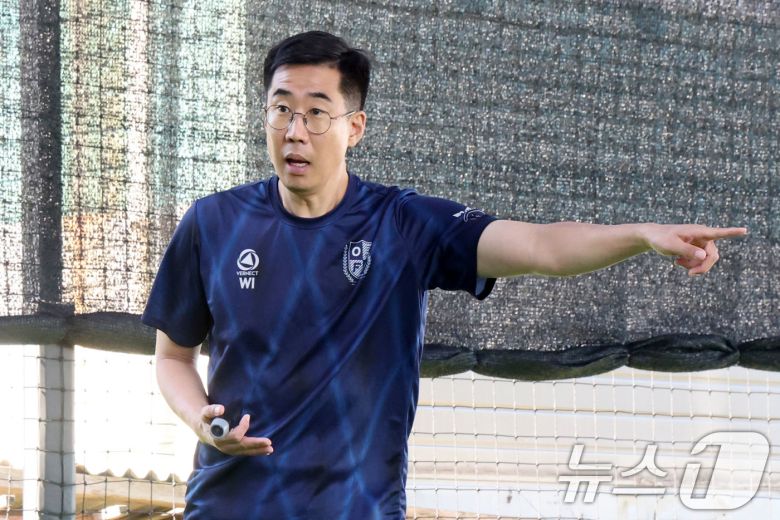 원 풋볼 랩(OFL)풋볼아카데미 대표인 김원일 전 축구 선수가 18일 경기 김포시 사우동 축구 레슨 트레이닝 구장에서 어린이들을 지도하고 있다. 2025.9.18/뉴스1 ⓒ News1 이광호 기자
