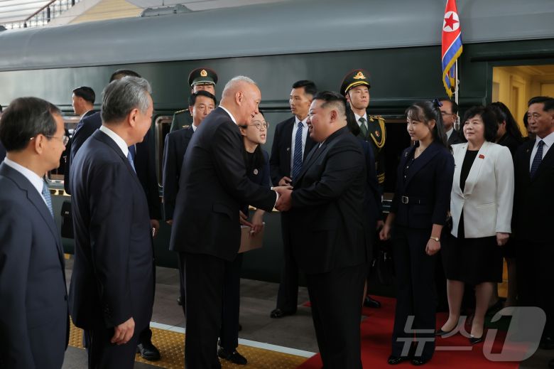 (평양 노동신문=뉴스1) = 지난달 2일 김정은 북한 노동당 총비서와 딸 주애가 중국의 전승절 80주년 행사 참가를 위해 베이징에 도착해 의전을 받는 모습. [국내에서만 사용가능. 재배포 금지. DB 금지. For Use Only in the Republic of Korea. Redistribution Prohibited] rodongphoto@news1.kr