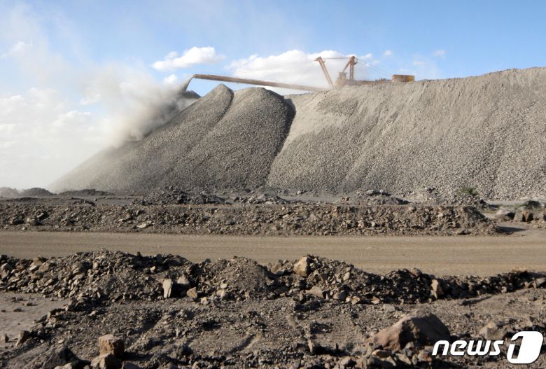 중국 바얀오보 광산에서 2011년 7월 16일(현지시간) 채굴기계가 희토류를 채굴하기 위해 작동하고 있다. ⓒ 로이터=뉴스1 ⓒ News1 김지현 기자