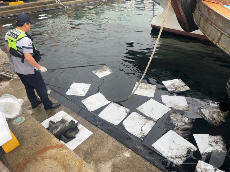 여수 국동항 해상에 폐유 유출 (여수해경 제공. 재배포 및 DB 금지)