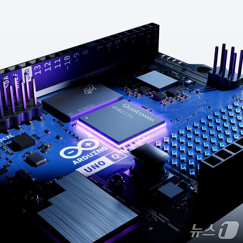 ARDUINO UNO Q + Qualcomm Dragonwing QRB2210(퀄컴 테크놀로지스 제공)