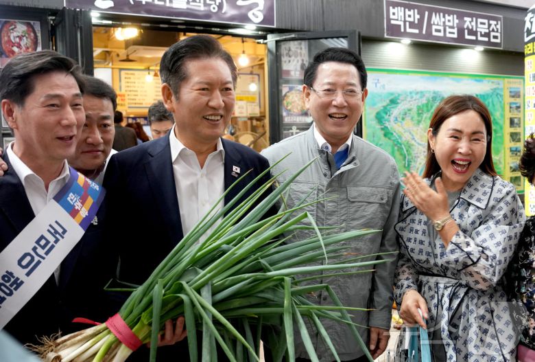 정청래 더불어민주당 대표와 김영록 전라남도 도지사가 추석명절을 앞둔 3일 구례5일장을 방문, 민생현장을 둘러보며 주민 및 상인들을 격려하고 있다.(전남도 제공. 재판매 및 DB금지) 2025.10.3/뉴스1 ⓒ News1 전원 기자