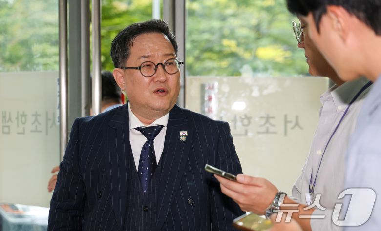 김경호 변호사가 9일 오후 서울 서초구 순직해병특검(특별검사 이명현) 사무실로 경북경찰청의 임성근 전 해병대 1사단장 불송치 결정과 관련한 참고인 조사를 받기 전 취재진 질문에 답하고 있다. 2025.10.9/뉴스1 ⓒ News1 이호윤 기자