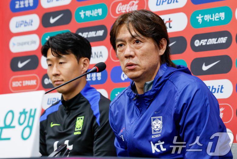대한민국 남자 축구 국가대표팀 홍명보 감독과 손흥민 선수가 9일 오후 서울 마포구 월드컵경기장에서 브라질과의 A매치 평가전을 하루 앞두고 공식 기자회견을 하고 있다. 2025.10.9/뉴스1 ⓒ News1 안은나 기자