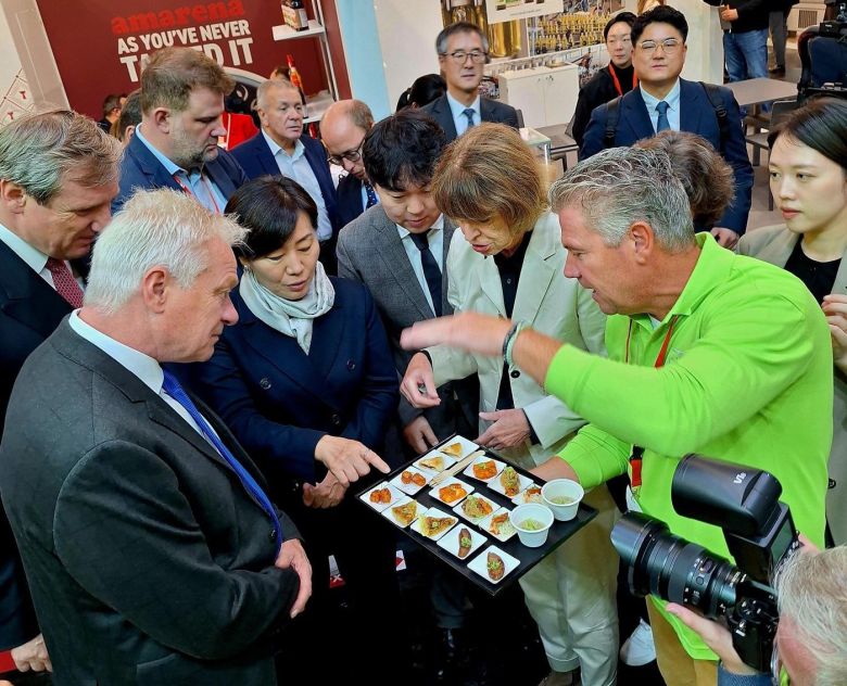 (앞줄 왼쪽 첫 번째)독일 연방농업식품부 알로이스 라이너 장관과 (앞줄 왼쪽 두 번째)송미령 한국 농림축산식품부 장관이 '아누가 2025' 행사장 내 풀무원 부스를 방문해 두부텐더, 식물성 스테이크 등 풀무원의 식물성 지향 혁신제품을 직접 체험하고 있다.(풀무원 제공)