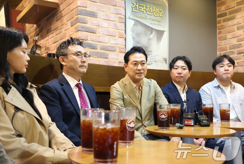 장동혁 국민의힘 대표가 7일 오후 서울 영등포구 롯데시네마 영등포점에서 영화 '건국전쟁2' 관람을 앞두고 김덕영 감독(왼쪽 두번째)과 대화를 나누고 있다. 2025.10.7/뉴스1 ⓒ News1 오대일 기자