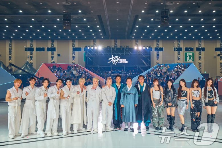 이재명 대통령이 지난 1일 그룹 르세라핌, 스트레이 키즈와 기념촬영을 한 모습. (대통령실 제공. 재판매 및 DB 금지) 2025.10.1/뉴스1 ⓒ News1 허경 기자