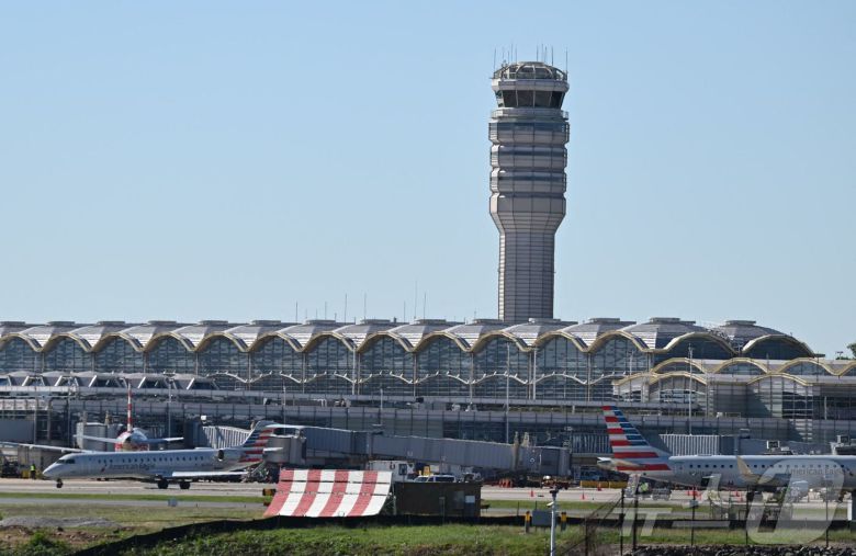 2025년 10월 9일(현지시간), 미국 버지니아주 알링턴에 위치한 로널드 레이건 워싱턴 내셔널 공항의 관제탑 모습. ⓒ AFP=뉴스1