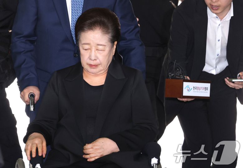 권성동 국민의힘 의원 등에게 금품을 전달하고 이권을 청탁한 혐의를 받는 한학자 통일교 총재가 22일 오후 서울 서초구 서울중앙지방법원에서 열린 구속 전 피의자심문(영장실질심사)에 출석하고 있다. 2025.9.22/뉴스1 ⓒ News1 이광호 기자