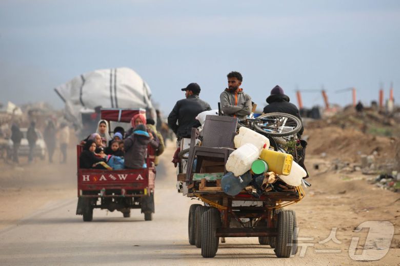 팔레스타인 가자지구를 가로지르는 네차림 회랑에서 이스라엘군이 철수한 9일(현지시간) 주민들이 차량에 짐을 싣고 이동하고 있다. 2025.2.9 ⓒ AFP=뉴스1 ⓒ News1 강민경 기자 <자료사진>
