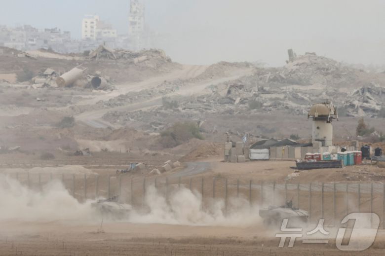 이스라엘 측에서 도널드 트럼프 미국 대통령이 이스라엘과 하마스가 가자 휴전의 첫 번째 단계에 합의했다고 발표한 8일 이스라엘군 차량이 가자지구와의 국경 인근에서 기동하고 있다. 2025년 10월 9일. ⓒ 로이터=뉴스1 ⓒ News1 강민경 기자