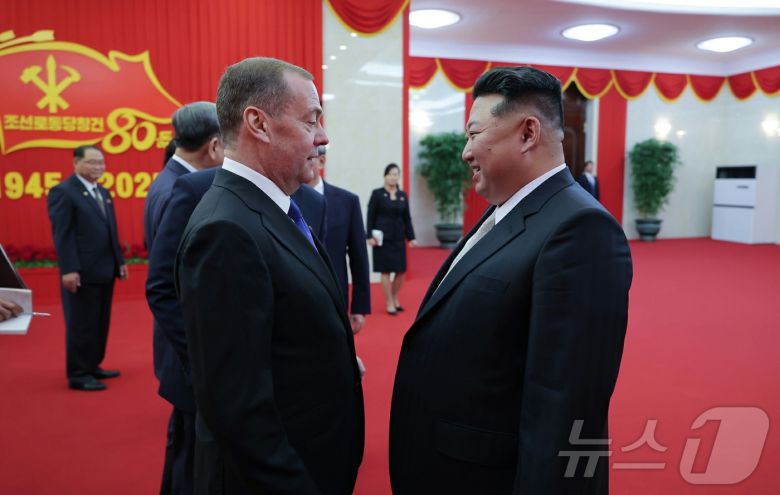 (평양 노동신문=뉴스1) = 북한 노동당 기관지 노동신문은 10일 김정은 당 총비서의 참석 아래 당 창건 80주년 경축대회가 지난 9일 저녁 5월1일 경기장에서 성대히 진행됐다고 보도했다. 중국 서열 2위인 리창 국무원 총리, 블라디미르 푸틴 러시아 대통령의 최측근인 드미트리 메드베데프 국가안보회의 부의장, 베트남 권력 서열 1위인 또 럼 베트남공산당 서기장 등이 행사에 참석했다. [국내에서만 사용가능. 재배포 금지. DB 금지. For Use Only in the Republic of Korea. Redistribution Prohibited] rodongphoto@news1.kr