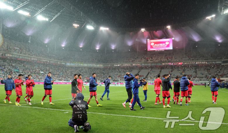 10일 서울월드컵경기장에서 열린 하나은행 초청 축구국가대표팀 친선경기 대한민국과 브라질의 경기에서 0-5로 패배한 대한민국 선수들이 관중석을 향해 인사하고 있다. 2025.10.10/뉴스1 ⓒ News1 장수영 기자