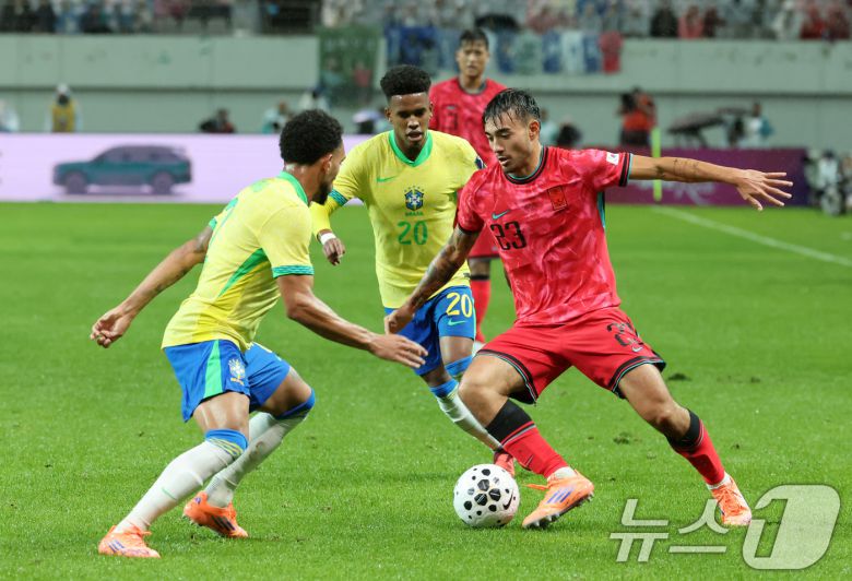 10일 서울월드컵경기장에서 열린 하나은행 초청 축구국가대표팀 친선경기 대한민국과 브라질의 경기, 후반전 대한민국 옌스 카스트로프가 드리블 돌파를 하고 있다. 2025.10.10/뉴스1 ⓒ News1 장수영 기자