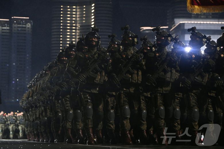 (평양 노동신문=뉴스1) = 북한 노동당 기관지 노동신문은 11일 당 창건 80주년 경축 열병식이 전날인 10일 평양 김일성광장에서 성대히 거행됐다고 보도했다. 새 대륙간탄도미사일(ICBM) '화성-20형'이 이날 처음 공개됐다. [국내에서만 사용가능. 재배포 금지. DB 금지. For Use Only in the Republic of Korea. Redistribution Prohibited] rodongphoto@news1.kr