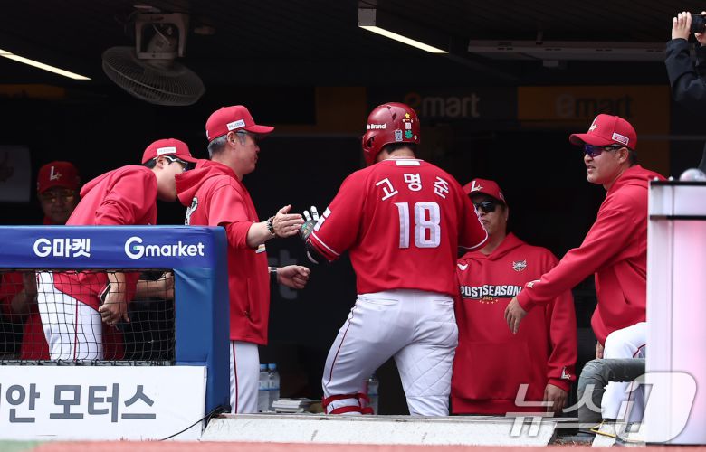 11일 오후 인천 SSG 랜더스필드에서 열린 프로야구 2025 신한 SOL뱅크 KBO 준플레이오프 2차전 삼성 라이온즈와 SSG 랜더스의 경기, SSG 고명준이 2회말 1사 솔로홈런을 터뜨린 후 더그아웃에서 이숭용 감독과 하이파이브를 하고 있다. 2025.10.11/뉴스1 ⓒ News1 김성진 기자