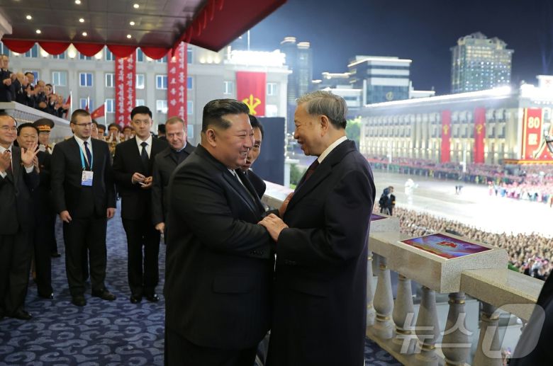 (평양 노동신문=뉴스1) = 북한 노동당 기관지 노동신문은 11일 당 창건 80주년 경축 열병식이 전날 김일성광장에서 성대히 거행됐다고 보도했다. 새 대륙간탄도미사일(ICBM) '화성-20형'이 이날 처음 공개됐다. [국내에서만 사용가능. 재배포 금지. DB 금지. For Use Only in the Republic of Korea. Redistribution Prohibited] rodongphoto@news1.kr