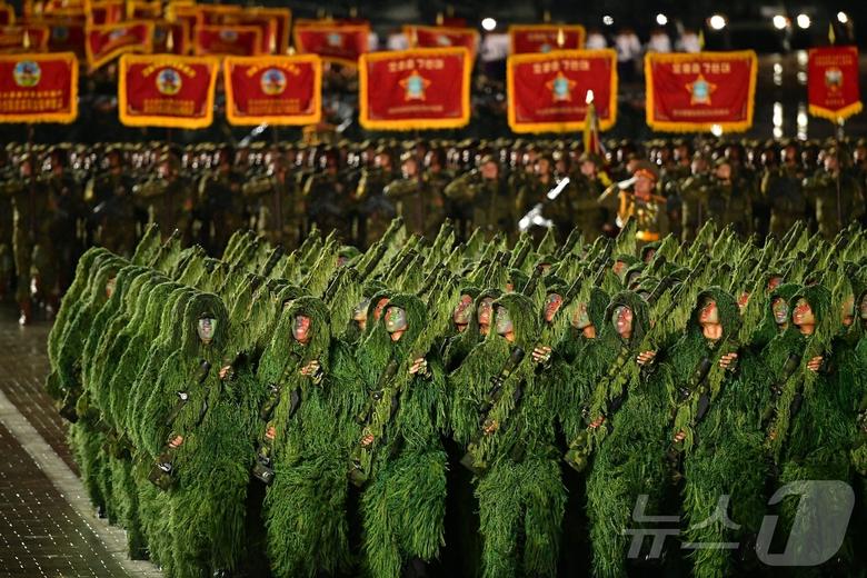 (평양 노동신문=뉴스1) = 북한 노동당 기관지 노동신문은 11일 당 창건 80주년 경축 열병식이 전날인 10일 평양 김일성광장에서 성대히 거행됐다고 보도했다. 새 대륙간탄도미사일(ICBM) '화성-20형'이 이날 처음 공개됐다. [국내에서만 사용가능. 재배포 금지. DB 금지. For Use Only in the Republic of Korea. Redistribution Prohibited] rodongphoto@news1.kr