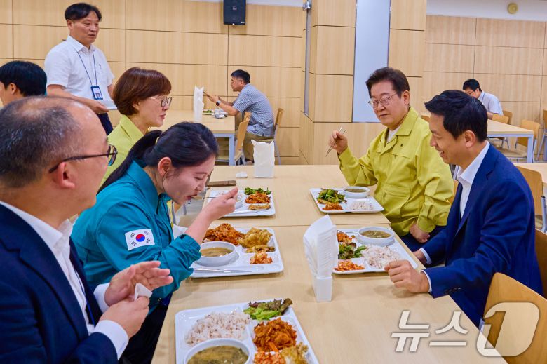 이재명 대통령이 지난 8월 21일 서울 용산 대통령실 청사에서 김현지 총무비서관 등 직원들과 오찬을 하고 있다. (이재명 대통령 SNS. 재판매 및 DB 금지) 2025.8.22/뉴스1 ⓒ News1 허경 기자