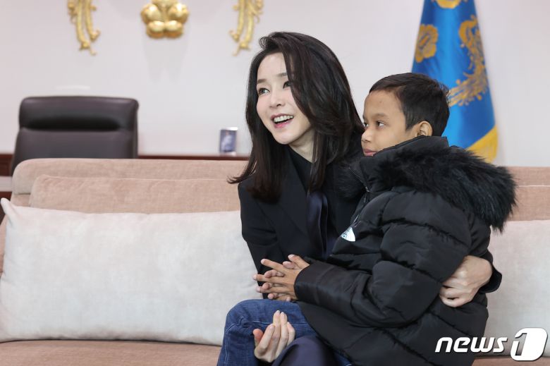 김건희 여사가 31일 용산 대통령실 청사를 찾은 캄보디아 소년 옥 로타(14)군을 재회하며 안아주고 있다. 김 여사는 지난해 11월 윤 대통령의 동남아 순방 당시 캄보디아 헤브론 의료원에서 심장 수술을 받은 로타의 집을 찾았다. (대통령실 제공) 2023.1.31/뉴스1 ⓒ News1 오대일 기자