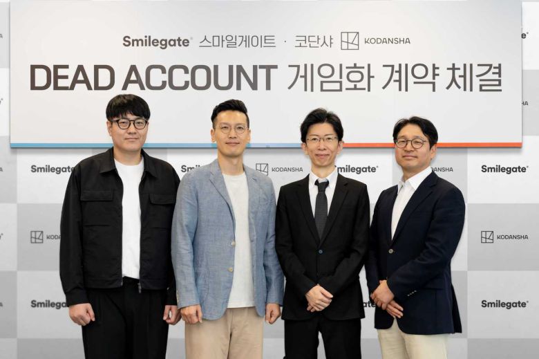스마일게이트가 코단샤와 만화 '데드 어카운트'의 게임화 라이선스 계약을 체결했다. 왼쪽부터 조경주, 박영재 이안게임즈 공동대표, 후루카와 신 코단샤 부장, 백영훈 스마일게이트 홀딩스 메가포트 부문 대표(스마일게이트 제공. 재판매 및 DB금지)2025.10.12/뉴스1