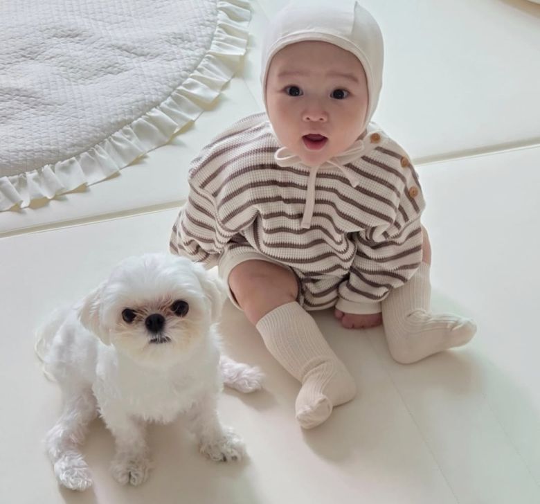 항상 아기 곁을 지키는 반려견 이삭이(인스타그램 rlfrnfma 제공) ⓒ 뉴스1