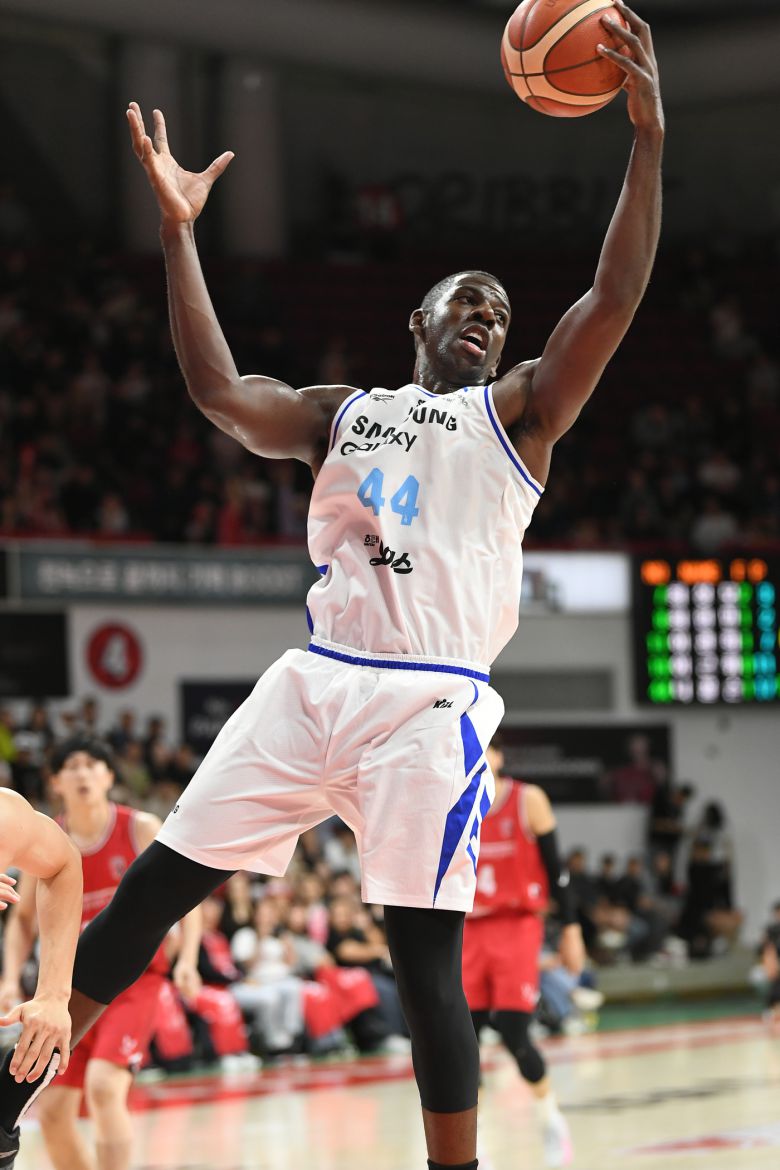 서울 삼성 니콜슨이 12일 안양 정관장과 경기에서 리바운드를 잡고 있다.(KBL 제공)