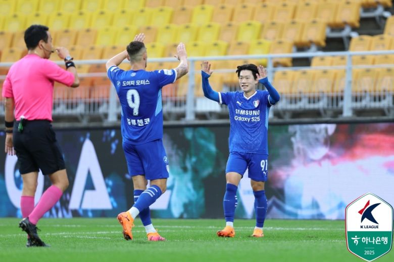 득점 후 기뻐하는 수원 박지원(오른쪽)(한국프로축구연맹 제공)