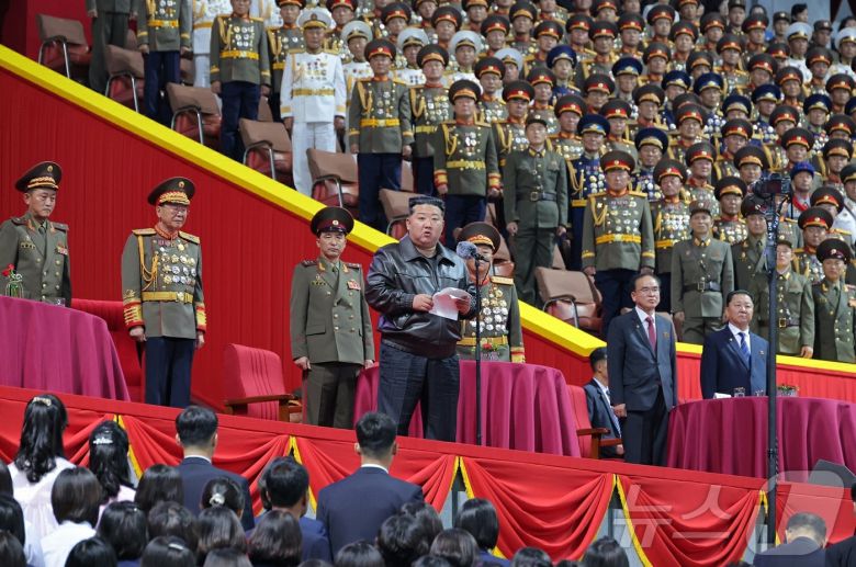 (평양 노동신문=뉴스1) = 북한 노동당 기관지 노동신문은 김정은 당 총비서가 12일 조선노동당 창건 80돌(주년) 경축행사 참가자들과 보장성원(행사 요원)들을 축하격려하고, 함께 대집단체조와 예술공연을 관람했다고 13일 보도했다. [국내에서만 사용가능. 재배포 금지. DB 금지. For Use Only in the Republic of Korea. Redistribution Prohibited] rodongphoto@news1.kr