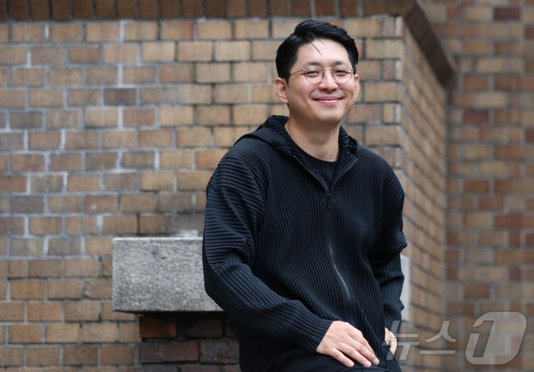 연극 연출가 겸 작곡가 구자하(41)가 13일 서울 종로구 예술가의집에서 열린 인터뷰에 앞서 포즈를 취하고 있다. 그가 연출한 작품 ‘하리보 김치’는 오는 16일, 18일, 19일 서울 종로구 대학로극장 쿼드에서 관객들과 만난다. ⓒ News1 권현진 기자