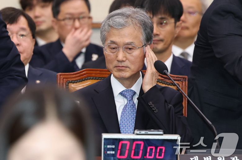 조희대 대법원장이 13일 서울 여의도 국회에서 열린 법제사법위원회의 대법원 등에 대한 국정감사에 출석해 자리하고 있다. 2025.10.13/뉴스1 ⓒ News1 유승관 기자