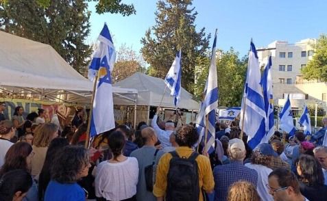 예루살렘 베냐민 네타냐후 총리 관저 근처에 있는 시위 텐트에서 군중이 모여 13일(현지시간) 인질 석방 뉴스를 보고 있다. 2025.10.13 (타임스 오브 이스라엘)