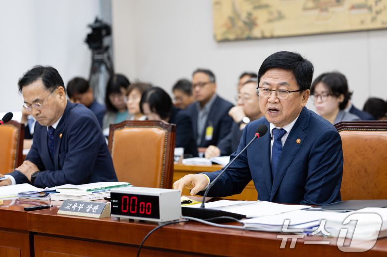 최교진 교육부 장관이 14일 서울 여의도 국회에서 열린 교육위원회의 교육부 등에 대한 국정감사에서 의원 질의에 답하고 있다. 2025.10.14/뉴스1 ⓒ News1 유승관 기자