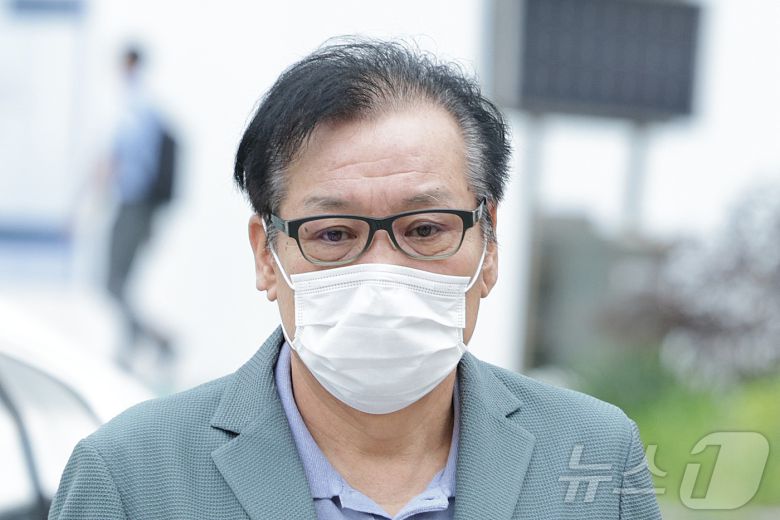 김건희 여사와 친분을 이용해 각종 청탁을 받은 의혹이 제기된 건진법사 전성배 씨가 21일 서울 종로구에 마련된 민중기 특별검사팀(김건희 특검팀) 사무실로 향하고 있다. 2025.8.21/뉴스1 ⓒ News1 신웅수 기자